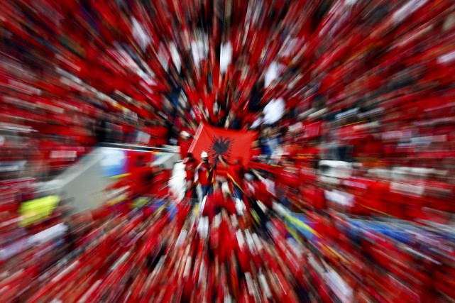Des fans de l'équipe de soccer albanaise brandissent... (PHOTO REUTERS)