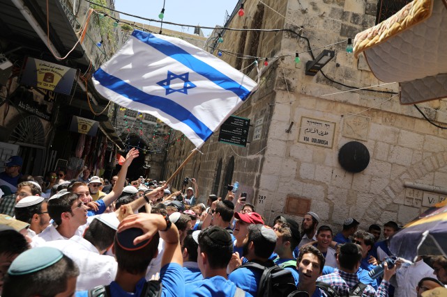 Des milliers d'Israéliens paradent pour célébrer la prise de Jérusalem-Est