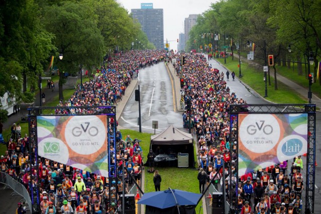 Tour de l'Île de Montréal: sur le fil de départ malgré la pluie Quelque 22 000 cyclistes de tous âges ont bravé... (PHOTO SARAH MONGEAU-BIRKETT, LA PRESSE)
