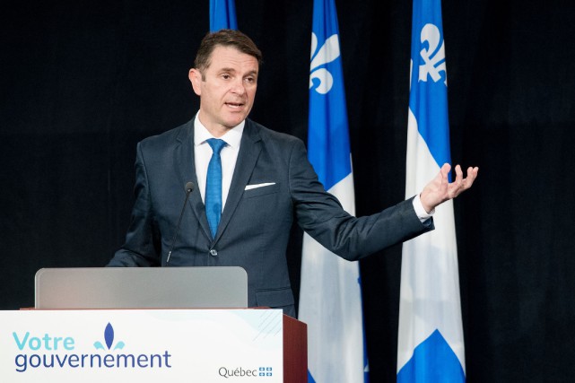 Transports collectifs: des sommes «colossales» investies, dit Bonnardel