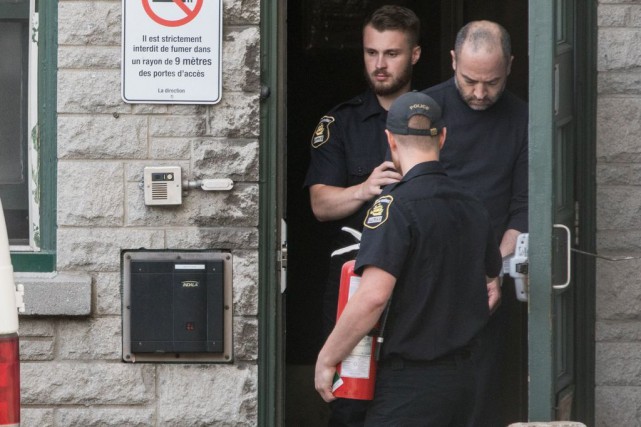 Photo d'un agent avec un extincteur: la police de Québec ouvre une enquête