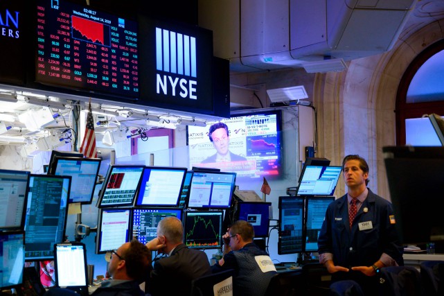 Le Dow Jones plonge de 3%, inquiet des signes de récession