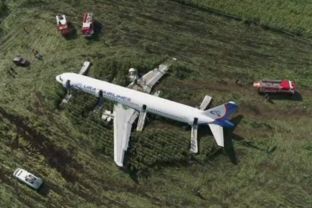 Russie: un Airbus atterrit dans un champ, les pilotes salués en «héros»