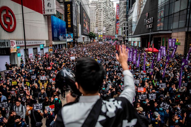 Hong Kong: affrontements lors de la 1re manifestation de 2020