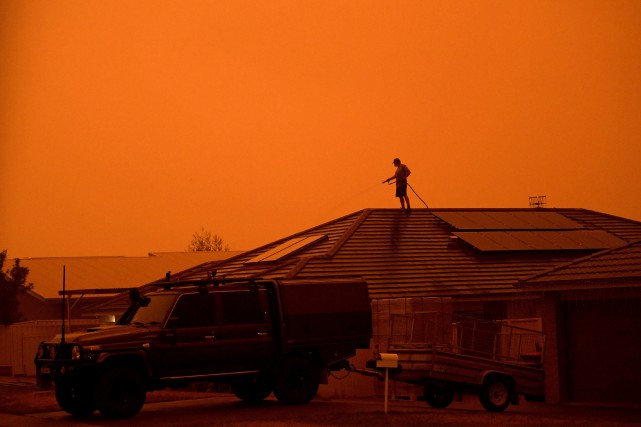 Des milliers d'Australiens chassés par les flammes