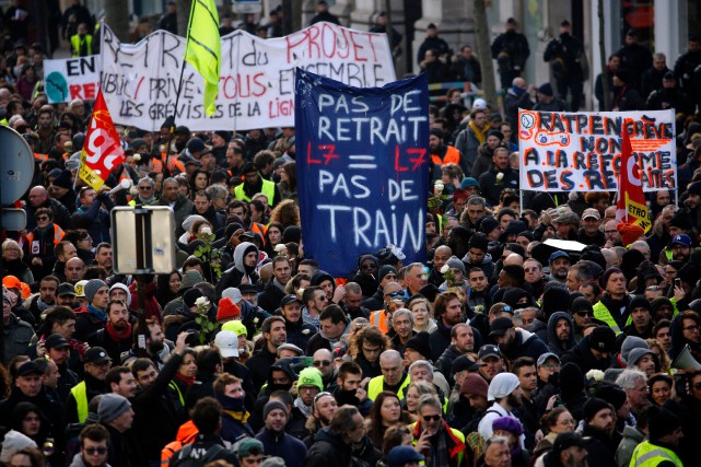 Réforme des retraites: des milliers de manifestants défilent à Paris