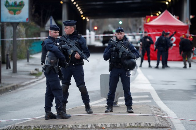 Attaque au couteau près de Paris: la piste terroriste privilégiée