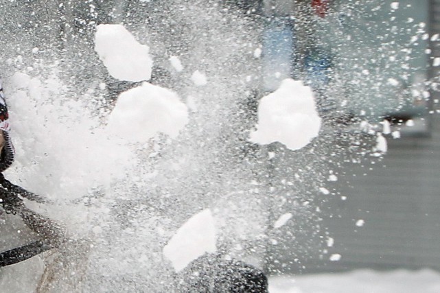 Des enfants lancent des boules de neige sur sa voiture, il leur tire dessus