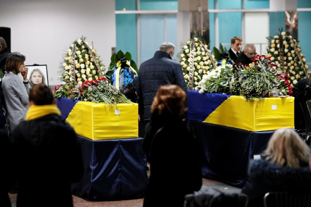 Avion abattu en Iran: les corps des victimes ukrainiennes rapatriés