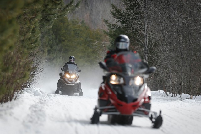 Motoneige : Québec va exiger une formation des guides et touristes