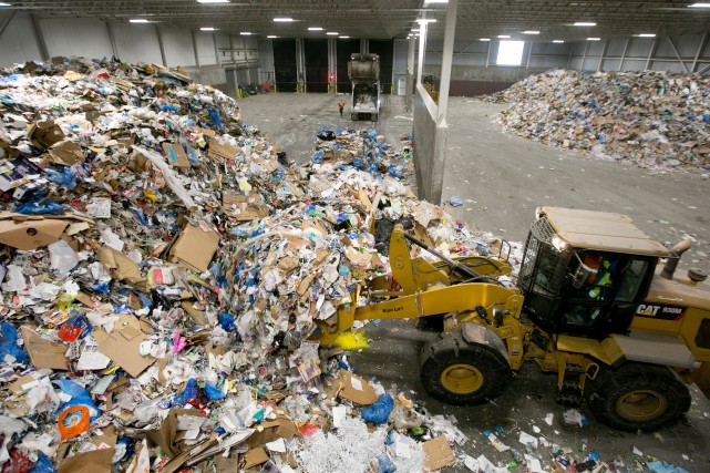 Matières recyclables: Montréal pourrait confier le tri aux cols bleus