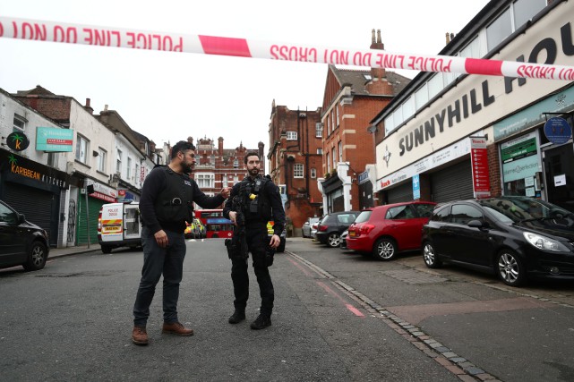 Un homme abattu à Londres après avoir blessé deux personnes