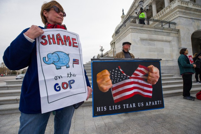 Procès de Donald Trump: l'acquitter ou le destituer?