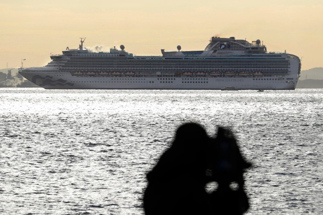 Coronavirus: 3700 personnes confinées à bord d'un bateau au Japon