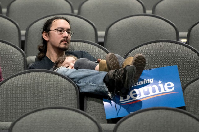 Primaire dans l'Iowa : Sanders affirme être en tête