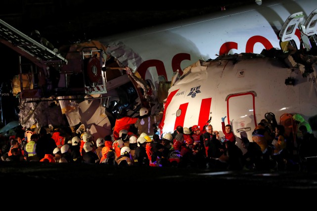 Un avion se brise en trois après une sortie de piste à Istanbul: un mort et 157 blessés