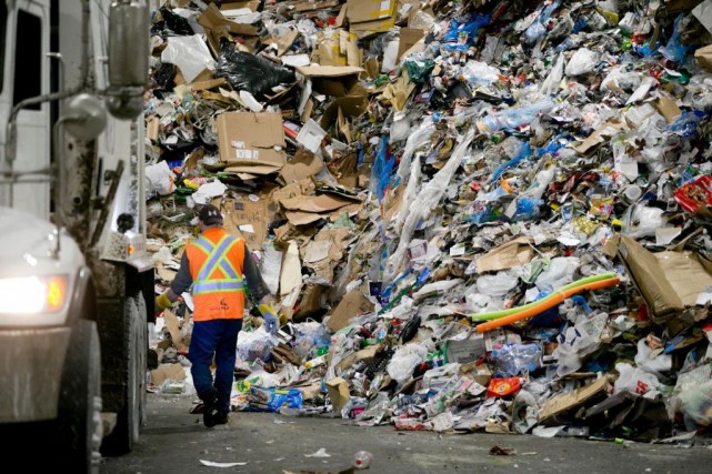 Recyclage: Québec passe la balle au privé