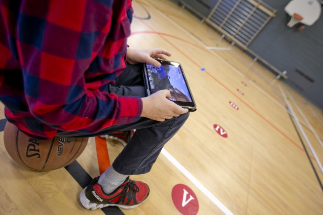 La tablette au secondaire montrée du doigt