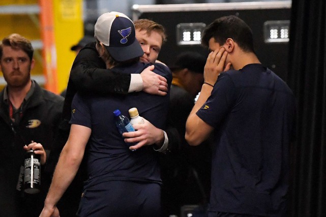Jay Bouwmeester s'écroule au banc des Blues, le match est reporté