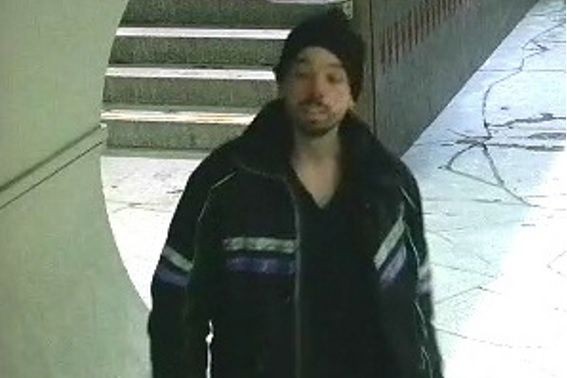 Des images de l'agresseur au bâton publiées par la police