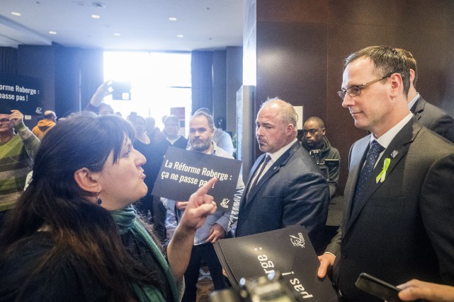 Loi 40: des enseignants apostrophent le ministre Roberge