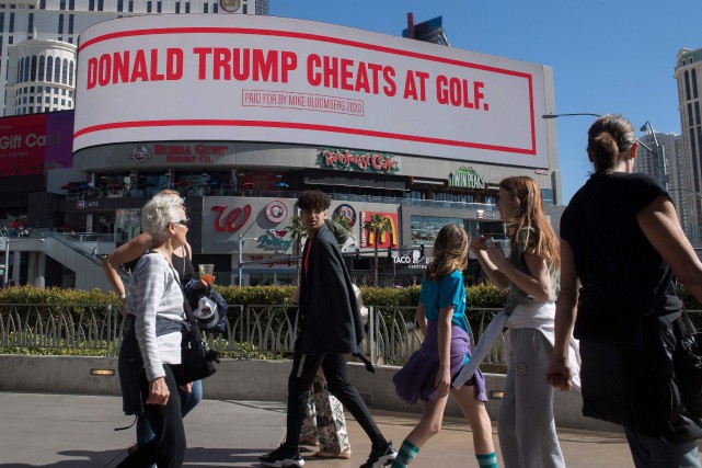 «Trump triche au golf»: moqueries de Bloomberg sur des panneaux publicitaires