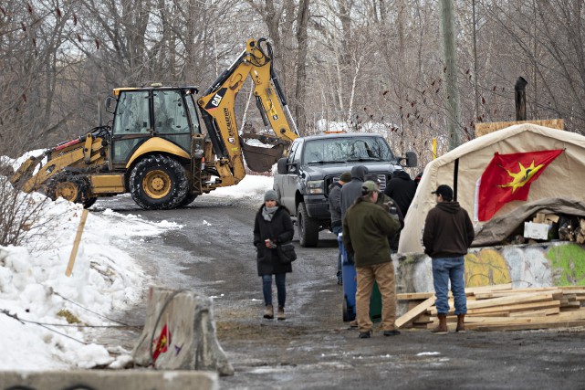 Kahnawake: les manifestants fortifient leur barricade