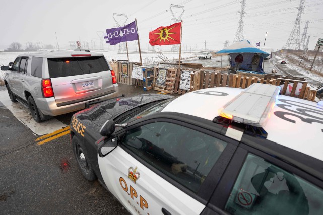 Les trains roulent à Belleville, la barricade de Kahnawake fortifiée