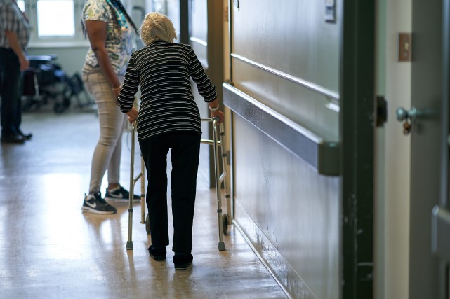 Québec élimine une prime pour les préposés aux bénéficiaires en CHSLD