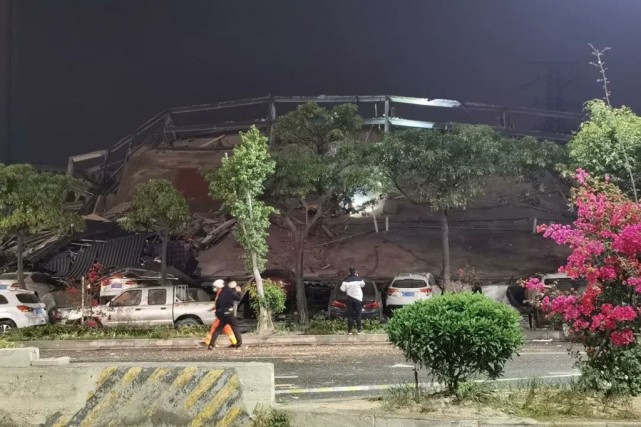 Un hôtel s'effondre en Chine: 70 personnes sous les décombres