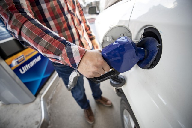 Chute importante des prix de l'essence au Québec
