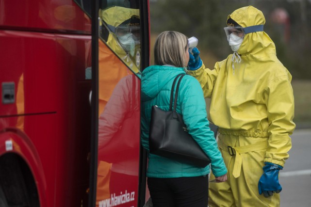 Le monde se barricade, les systèmes de santé européens mis à l'épreuve