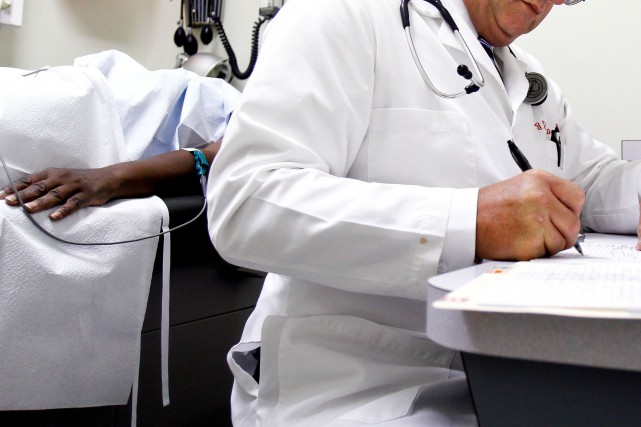 Québec pourrait devoir se priver de nombreux médecins jugés trop âgés