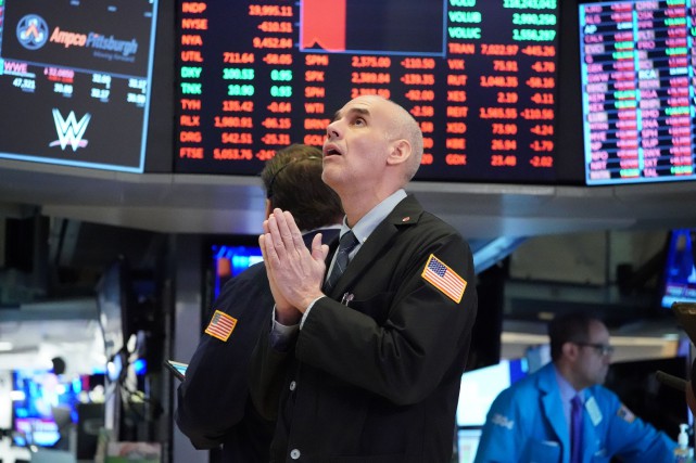 À Wall Street, le Dow Jones continue à chuter et perd jusqu'à 10 %