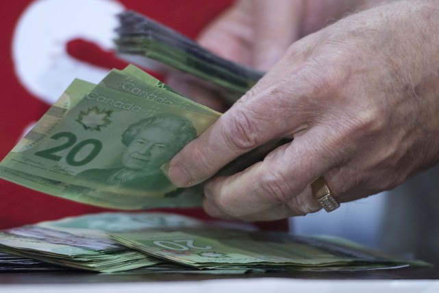 Des détaillants acceptent encore de l'argent comptant