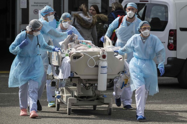 France: premier décès d'un médecin ayant contracté la COVID-19