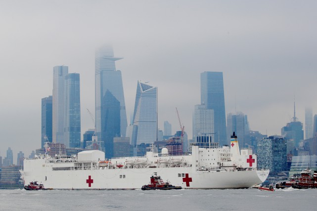 Un navire-hôpital militaire de 1000 lits arrive à New York