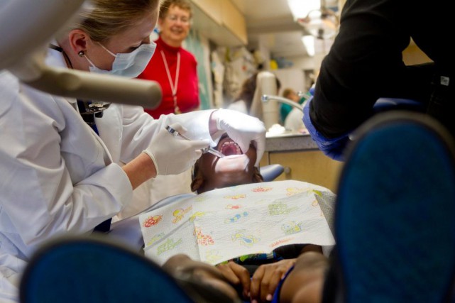 Les dentistes réclament des masques et des cliniques désignées
