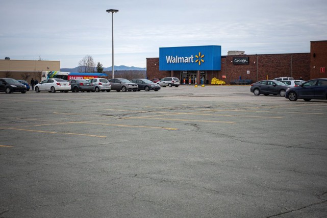 Agression au Walmart à Sherbrooke: la victime lutte pour sa vie