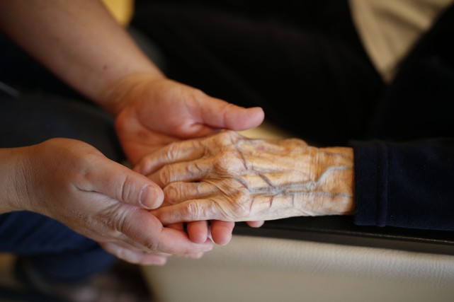 Soins palliatifs: les patients pourront recevoir un visiteur à la fois