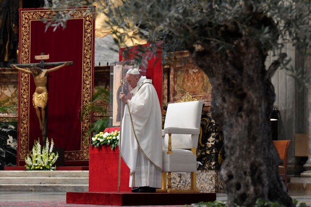 Le pape s'en prend à l'égoïsme face à la pandémie