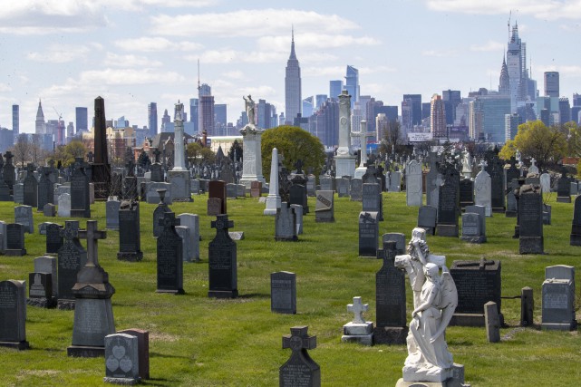 L'État de New York dépasse les 10 000 morts, mais «le pire est passé»