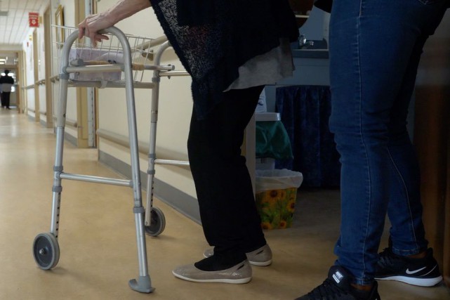 Une préposée aux bénéficiaires en CHSLD décède de la COVID-19