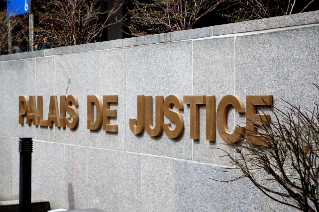 Des panneaux de plexiglas installés dans les palais de justice