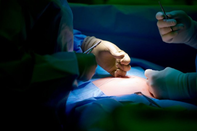 La pénurie de blouses et de médicaments complique la reprise des opérations