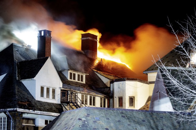 Incendie majeur dans une école de Dorval