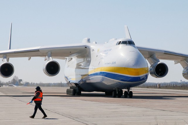 Pénurie d'équipement: le plus gros avion du monde à la rescousse