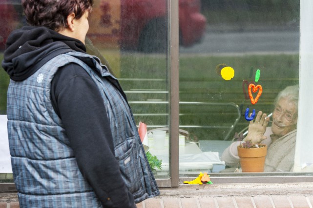 Laver des fenêtres pour rester près d'une amie en CHSLD