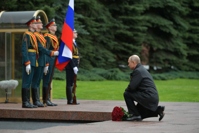 Commémorations de 1945: Poutine célèbre la Russie «invincible»