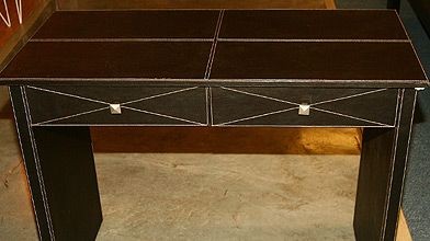 Table imitation cuir surpiqué, 129 $ chez Fly....